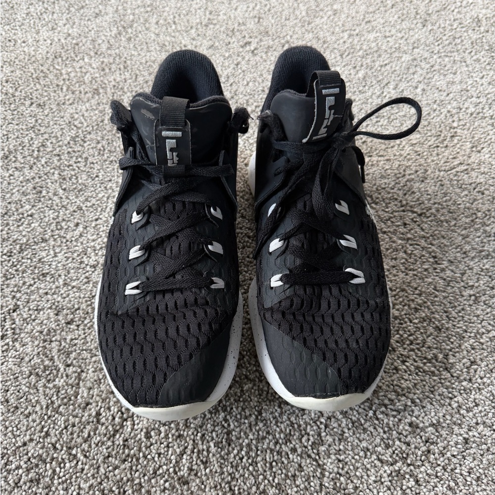 Nike Kyrie Basketball Shoes - Picture 4 of 5